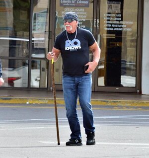 hulk-hogan-walking-cane-back-sugery-paralyzed-0016-1.jpg