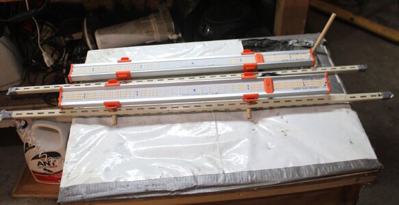 Mar17 SE3000 side lights.JPG Mar17 SE3000 side lights.JPG
